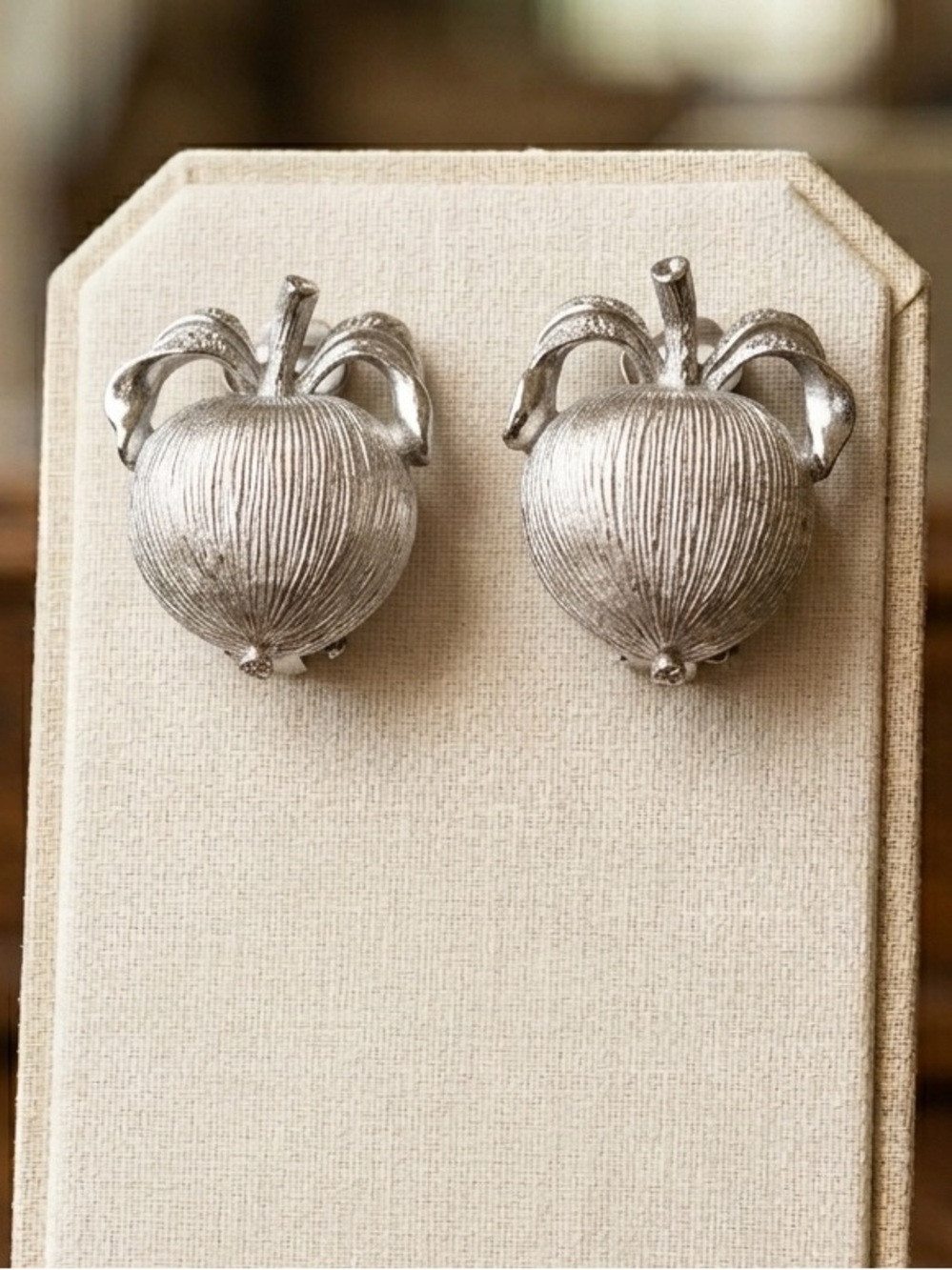 Sarah Coventry Apple Silver Tone Clip On Earrings “Adam’s Delight” 0945